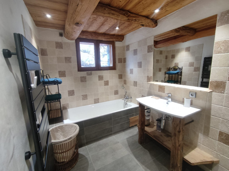 salle-de-bain-principale-et-baignoire-17545839